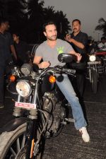 Saif Ali Khan takes a bike ride to promote agent vinod in Mumbai on 21st March 2012 (16).JPG